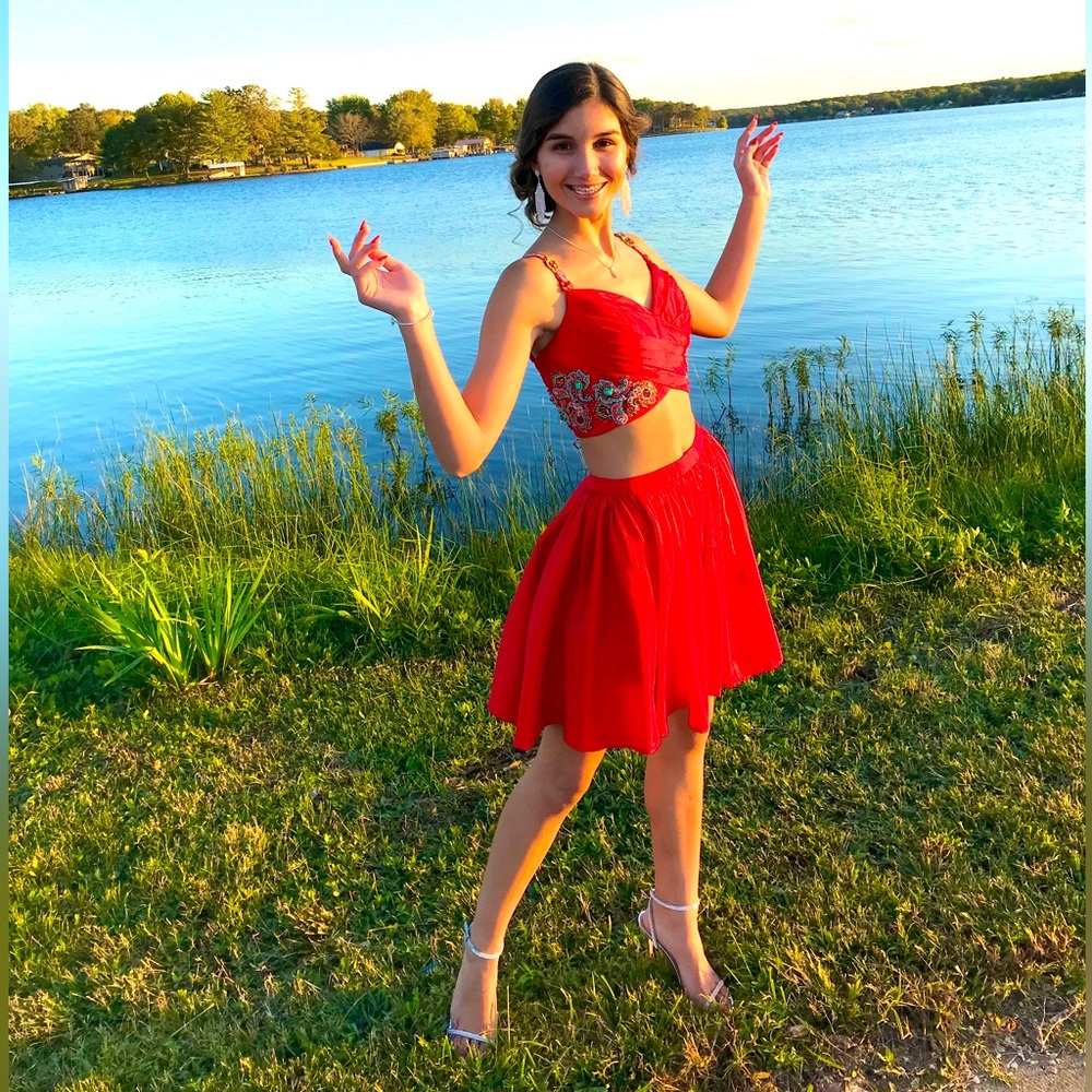 Sherri Hill size 2, with POCKETS! Gorgeous beads and stone work.